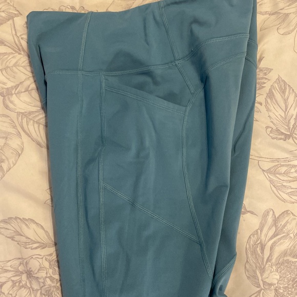 TYC-Til You Collapse Effortless Heart Booty Leggings color Marlin - Picture 4 of 4